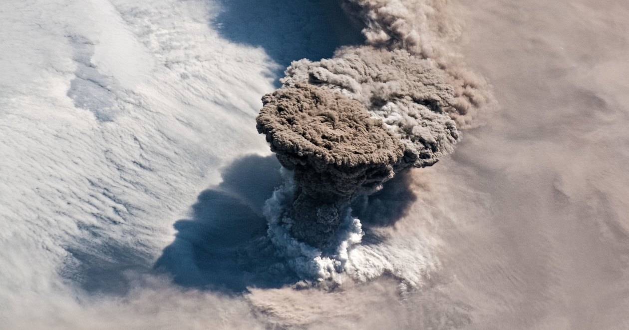 На МКС сделали потрясающую фотографию извержения вулкана