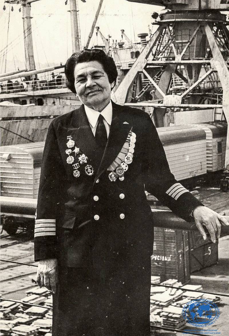 Первая женщина капитан дальнего следования